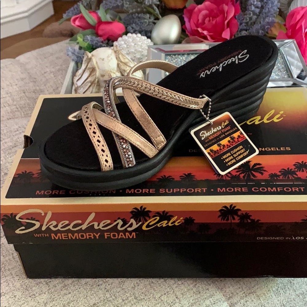 NIB SKECHERS CALI WITH MEMORY FOAM. NEW LASSIE 8.5